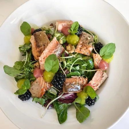 לינה וארוחת בוקר Dw California 4*